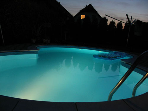 Achtformbecken bei Nacht mit eingeschalteter Beleuchtung